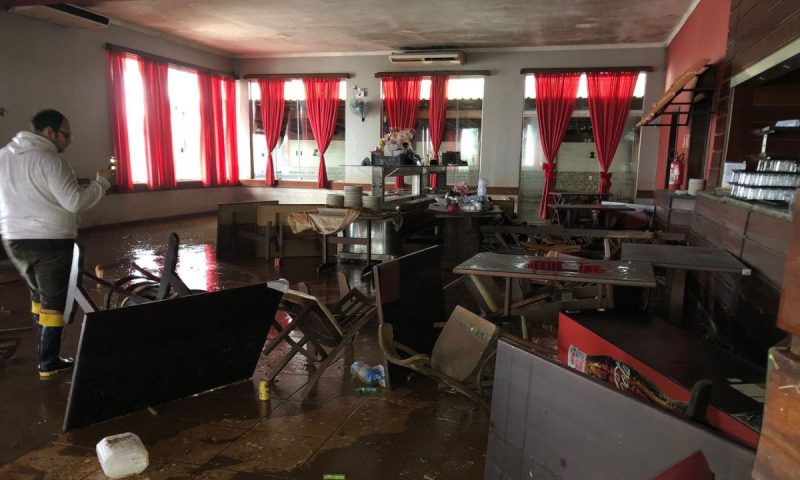 restaurante com várias coisas perdidas precisando de ajuda para retomar negócios