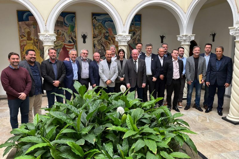 Reuni&atilde;o com o governo do Estado, executivos da Azul Linhas A&eacute;reas e lideran&ccedil;as pol&iacute;ticas ocorreu nesta semana – Foto: Osvaldo Sagaz/Secom/Divulga&ccedil;&atilde;o/ND