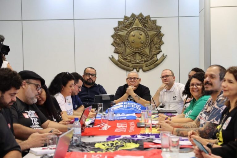 Professores em reunião para votar fim da greve na UFSC