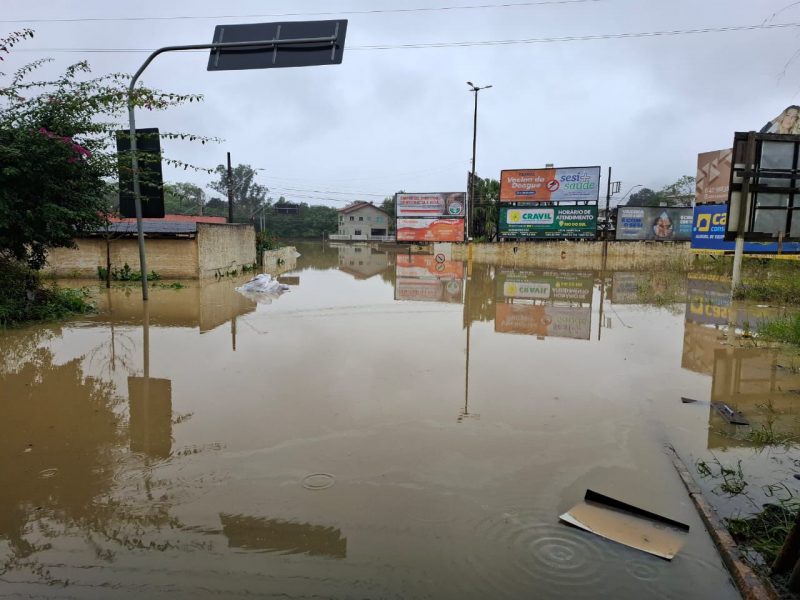 Foto mostra enchente em Rio do Sul, cidade frequentemente atingida por desastres climáticos em Santa Catarina