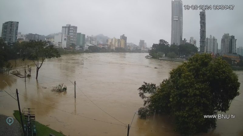 Rio Itaja&iacute;-A&ccedil;u ultrapassa oito metros – Foto: BNU TV/Reprodu&ccedil;&atilde;o/ND
