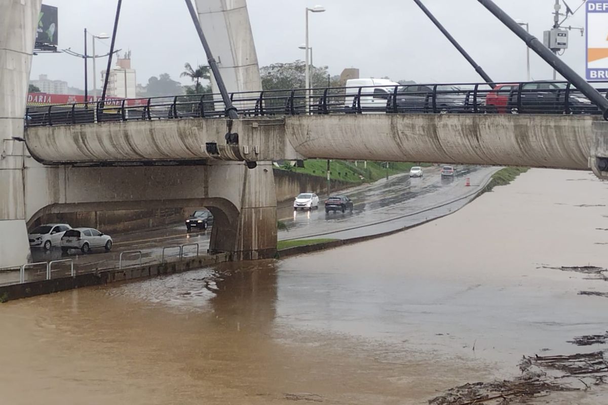 O rio Itajaí-Mirim extravasou na tarde deste sábado (18) em Brusque. - Defesa Civil de Brusque/Divulgação/ND