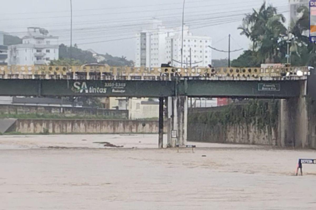 O rio Itajaí-Mirim extravasou na tarde deste sábado (18) em Brusque. - Defesa Civil de Brusque/Divulgação/ND