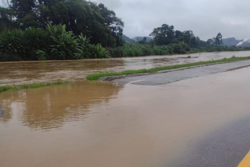 rio Itajaí-Mirim extravasou na foto tem água sobre a rua