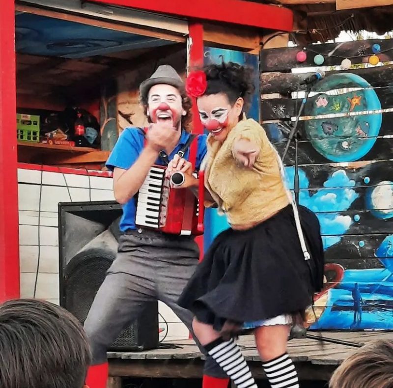 Projeto Roda Riso por SC, idealizado pela atriz Greice Miotello e pelo ator Allan Orega, estar&aacute; neste s&aacute;bado no Parque de Coqueiros para uma apresenta&ccedil;&atilde;o gratuita – Foto: Instagram @rodariso/Divulga&ccedil;&atilde;o