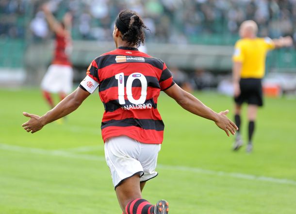Ronaldinho comemora gol do Flamengo no Orlando Scarpelli