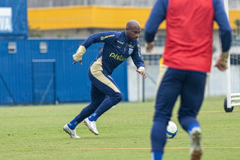 Volante Ronaldo Henrique, atualmente no Avaí e a suposta comparação com Toni Kroos