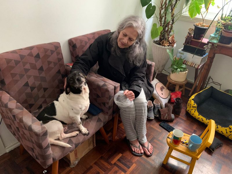 Vânia Regina Guimarães, de 69 anos, está há duas semanas sem energia em Porto Alegre