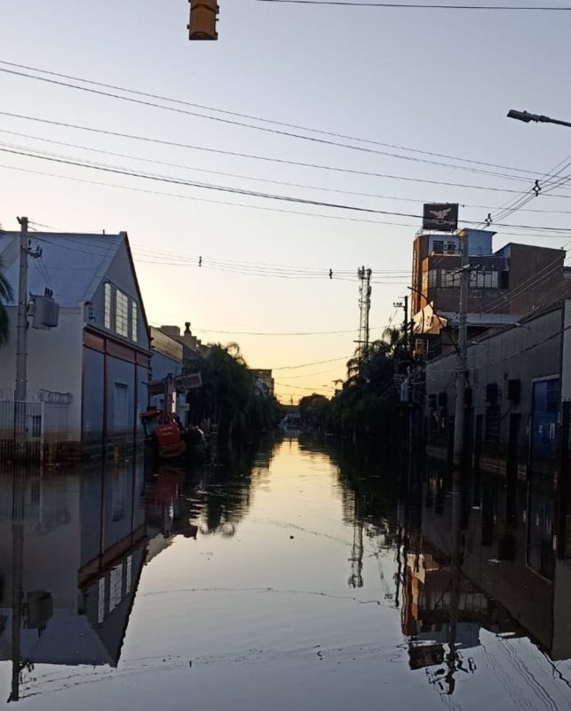 Rua Gaspar Martins, onde Kevin Brezolin mora no bairro Floresta, ficou completamente alagada – Foto: Arquivo Pessoal/ND