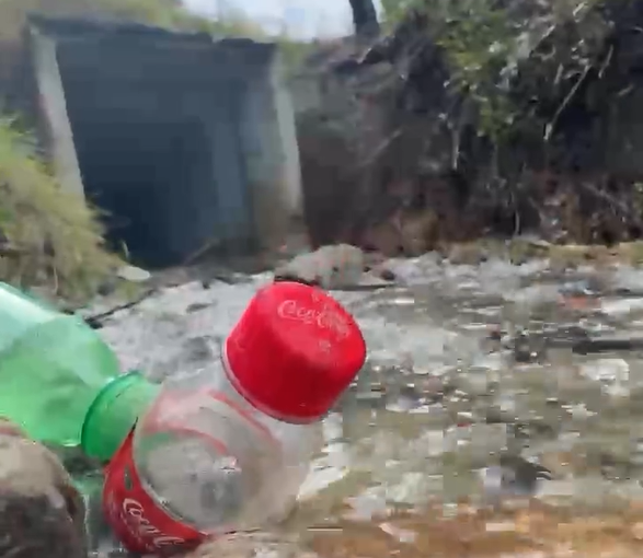 Foto mostra garrafas pet e poluição na saída da macrodrenagem do Rio Vermelho em Florianópolis