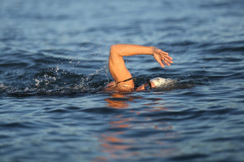 A atleta de SC se tornou a primeira ultramaratonista a nadar o trajeto &#8211; Foto: Isaías Martins/Reprodução/ND