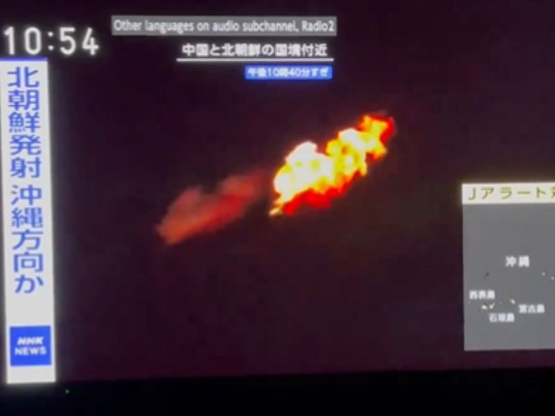 Um lançamento de um foguete com o satélite de reconhecimento militar da Coreia do Norte ocorreu nesta segunda-feira (27). 