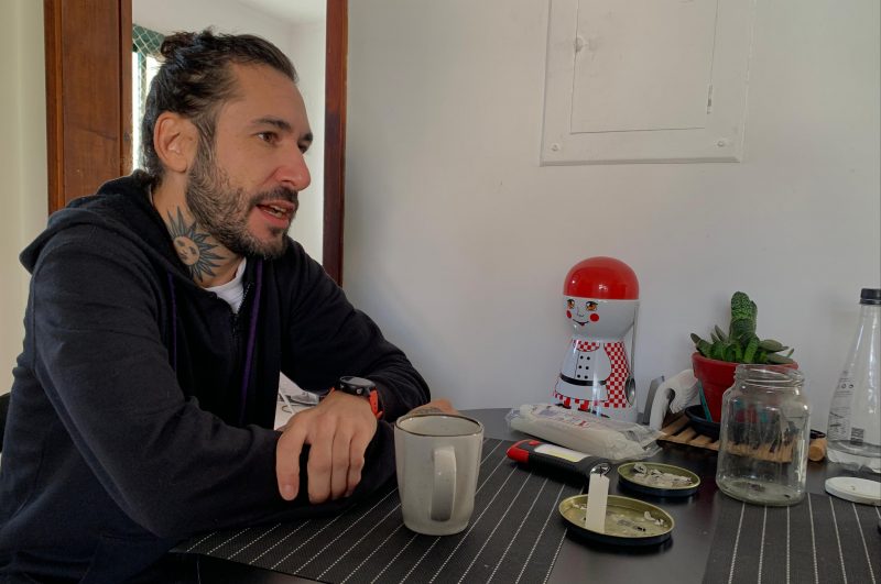 Felipe Zuccolotto tem o rádio de pilha como aliado em Porto Alegre