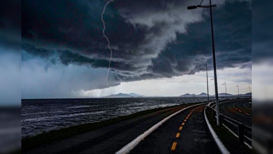 Sob forte tempestade, Santa Catarina tem risco de deslizamentos, granizo e ventos de 100 km/h
