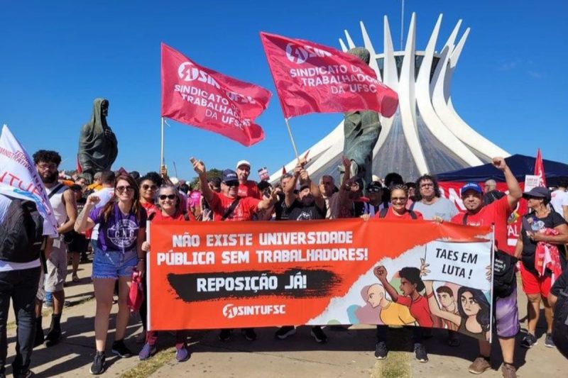 Servidores técnicos da UFSC protestam em Brasília