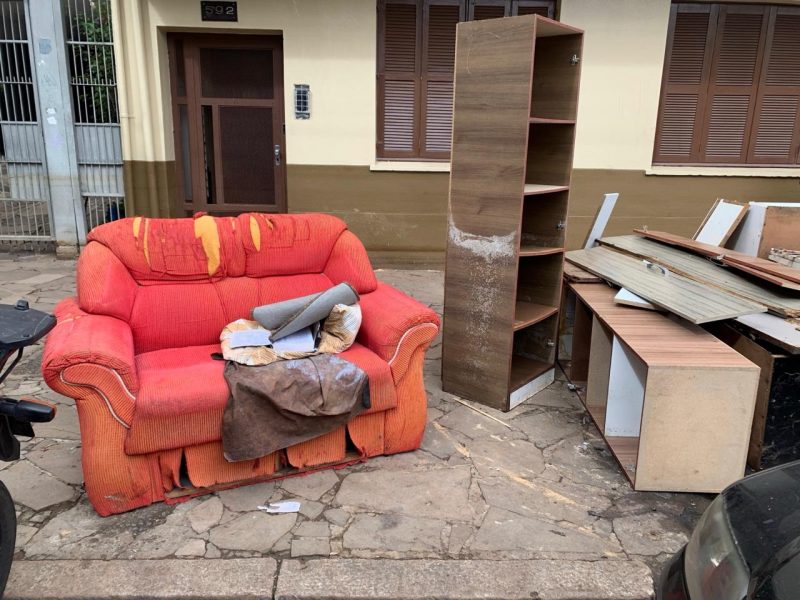 Cal&ccedil;ada no bairro Cidade Baixa fica tomada por m&oacute;veis deteriorados – Foto: Vivian Leal