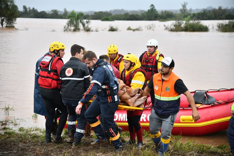 Mais de 76 mil pessoas tiveram que ser resgatadas devido às enchentes