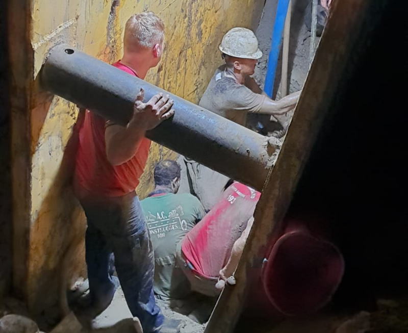 Com as pernas totalmente soterradas, trabalhador reclamou de formigamento e preocupou equipes de salvamento – Foto: CBMSC/Divulga&ccedil;&atilde;o/ND