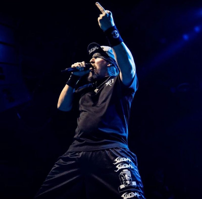 Membro fundador e principal letrista da banda, o carism&aacute;tico Mike Muir lidera h&aacute; 40 anos a cultuada Suicidal Tendencies – Foto: Ross Halfin/Divulga&ccedil;&atilde;o