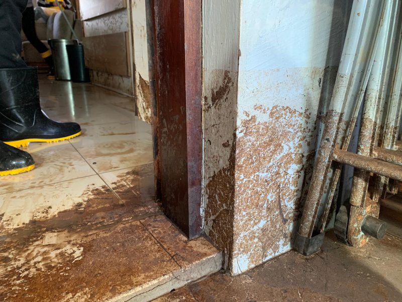 A casa do engenheiro mec&acirc;nico Luciano ficou toda enlameada – Foto: Vivian Leal