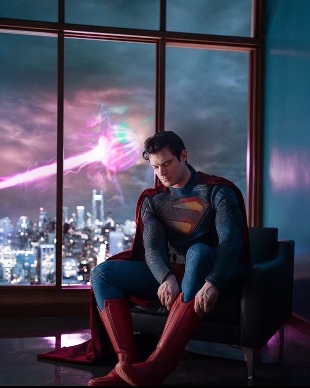 Primeira foto do novo Superman, dirigido por James Gunn, e que traz o ator David Corenswet vestindo o uniforme do her&oacute;i, agora com a volta da cl&aacute;ssica sunga por cima das cal&ccedil;as – Foto: instagram