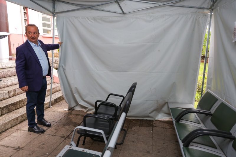 Governador Jorginho Mello retirando a tenda usada para recep&ccedil;&atilde;o na maternidade Carmela Dutra – Foto: Roberto Zacarias//Secom/ND