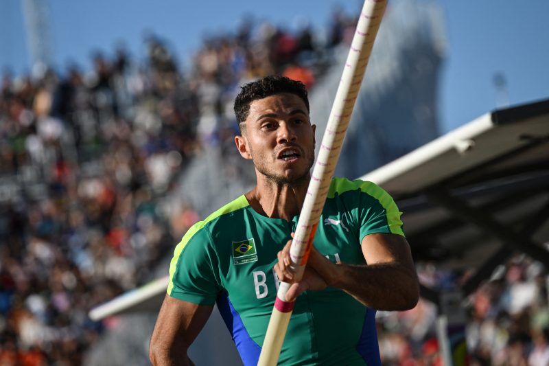 Thiago Braz corre durante prova de atletismo