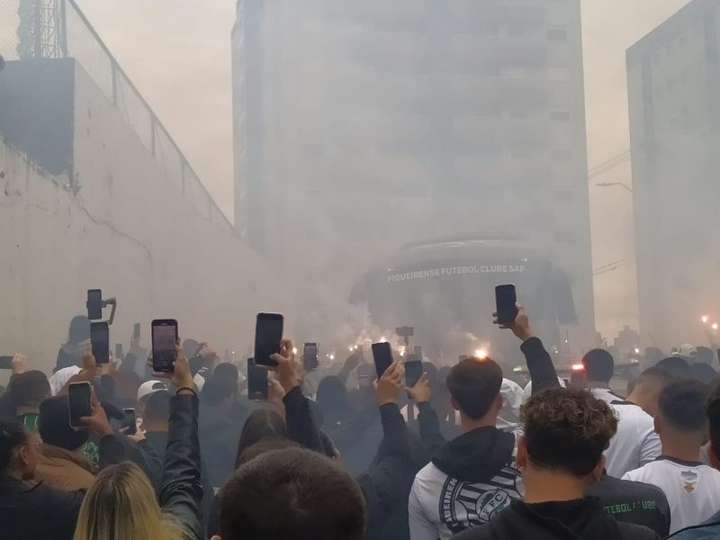 Torcida do Figueirense faz festa para os jogadores na chegada do ônibus ao Scarpelli