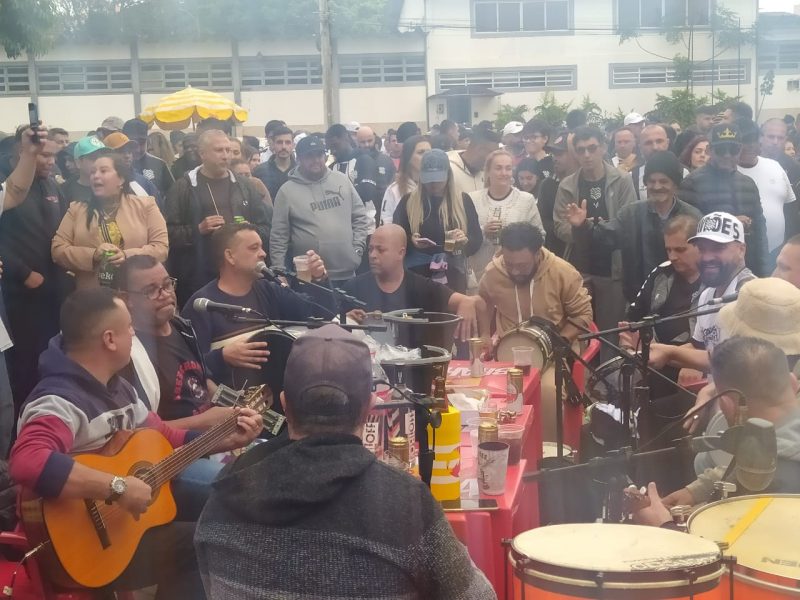 Roda de samba cheia de craques da m&uacute;sica antes do jogo – Foto: Jorge Jr./ND