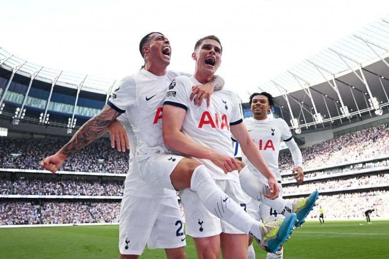 Jogadores do Tottenham comemoram gol