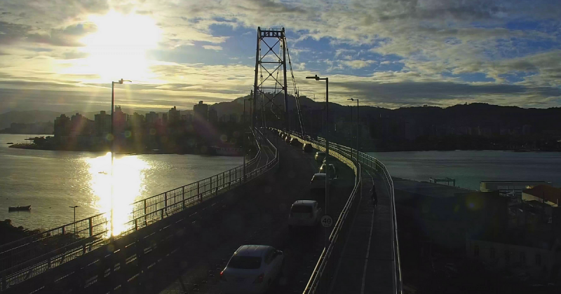 Trânsito na ponte Hercílio Luz, em Florianópolis