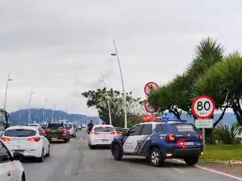 Veículos com problemas mecânicos na pista deixam trânsito lento 