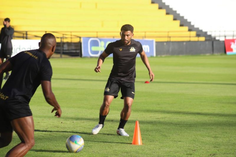 Jogadores do Criciúma correm atrás da bola em treino
