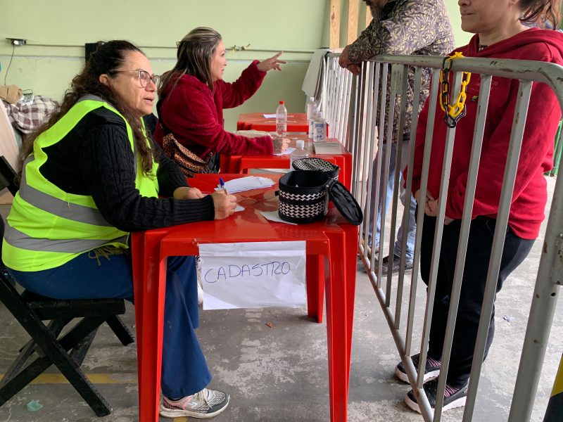 Cada um que chega vai at&eacute; o cadastro, feito em recortes de papel of&iacute;cio, e explica o que precisa – Foto: Vivian Leal/ND