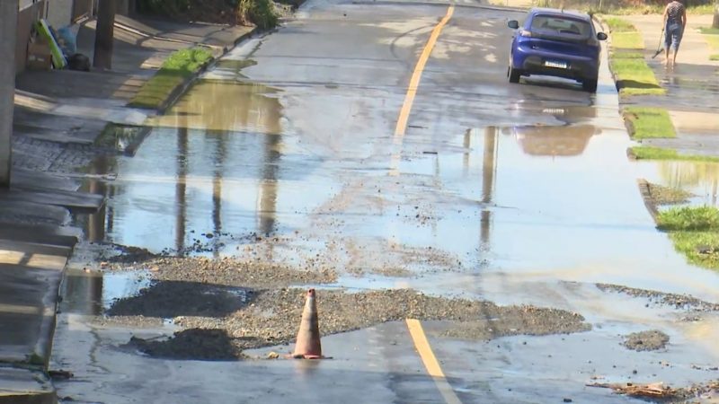 Rua Waldemiro Jos&eacute; Borges ficou alagada ap&oacute;s rompimento da tubula&ccedil;&atilde;o – Foto: Fl&aacute;vio Armanini/NDTV