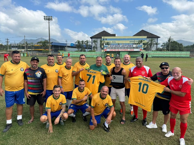 No último fim de semana, a Turma da Pelada da Sapucaí, aqui da nossa região, foi até o CFZ no Rio de Janeiro bater uma bola e fazer uma homenagem ao craque Zico, que foi representado pelo filho Thiago, já que o camisa 10 do Flamengo e da Seleção está no Japão. Ainda na programação, o presidente do Aliança (clube local) brindou a turma com um churrasco uma grande roda de samba. Que momento! - Foto: Jorge Jr/divulgação/ND