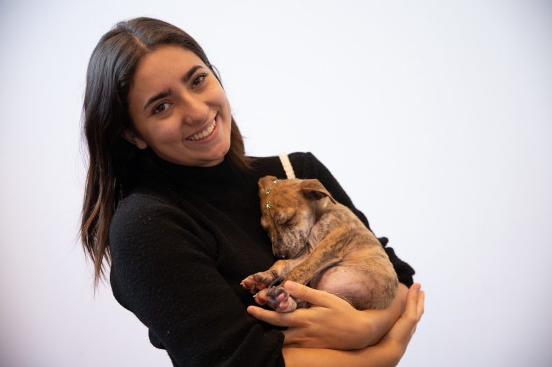 Vanessa acolhe o filhote Pedro – Foto: Germano Rorato/ND