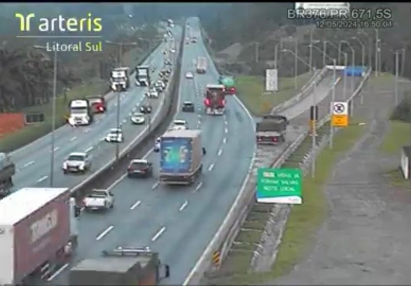 Caminhão carregado perde freios e entra 'com tudo' na área de escape da BR-376
