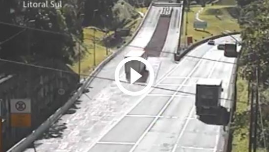 VÍDEO: Caminhão com 21 toneladas de presunto invade área de escape na BR-376