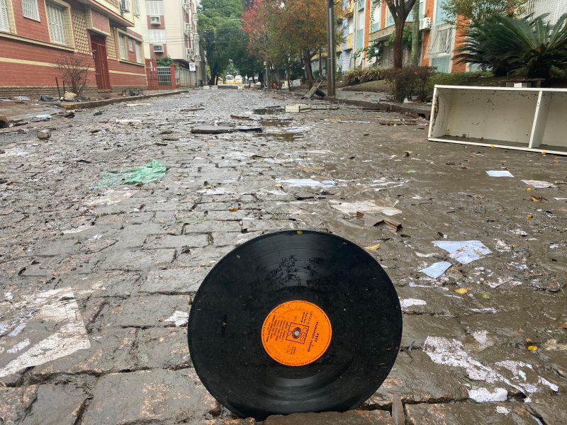 disco de vinil no meio do lixo e dos destroços mostra como setor cultural foi impactado pelas enchentes em porto alegre