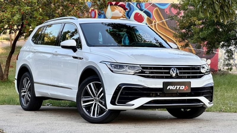 Foto mostra o carro Volkswagen Tiguan de cor branca