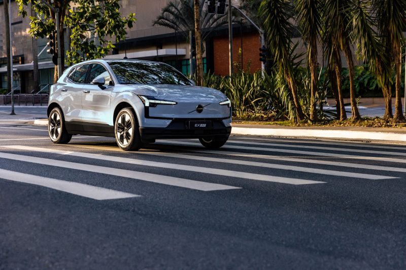 Volvo EX30 na estrada