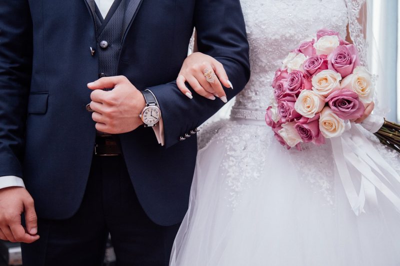 na foto aparece mãos de casal que se preparam para a festa de casamento ao som de músicas do spotify