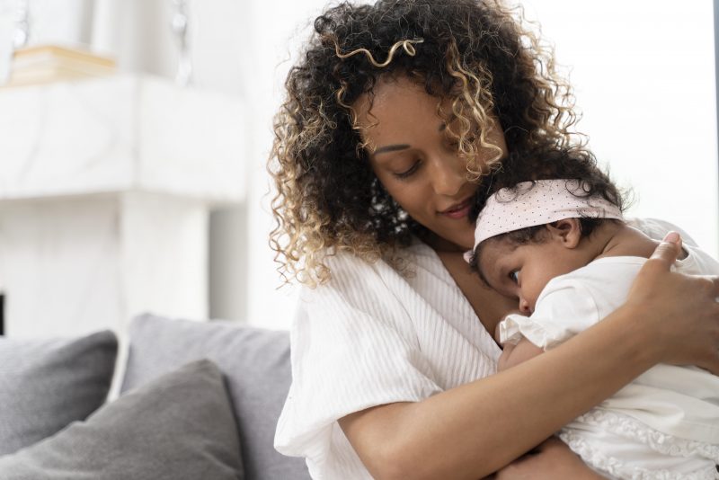 bebê no colo Mãe segurando seu bebê no colo