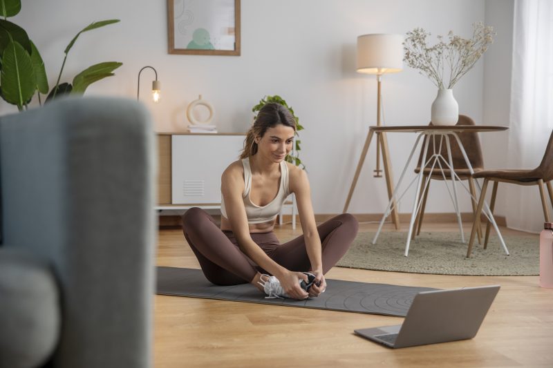 Mulher fazendo yoga na sala