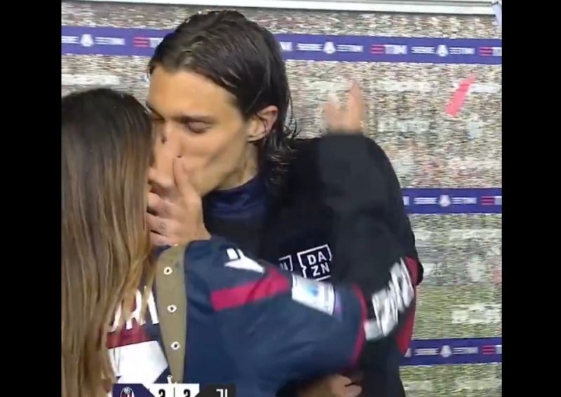zagueiro do Bologna ganha beijo ao vivo