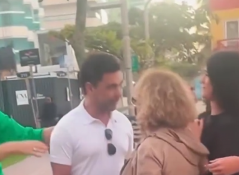 Zez&eacute; Di Camargo &eacute; abordado por f&atilde;s em praia de Santa Catarina – Foto: Reprodu&ccedil;&atilde;o/Internet/ND