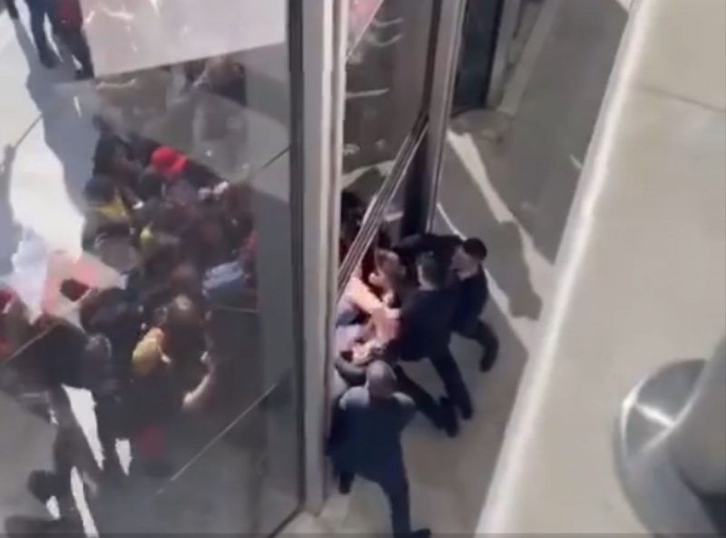 Manifestantes invadem ALEP em protesto contra terceiriza&ccedil;&atilde;o de escolas p&uacute;blicas no Paran&aacute; – Foto: X/Reprodu&ccedil;&atilde;o/ND