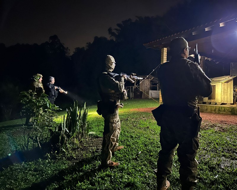 Imagem mostra ação de policiais contra venda falsa de terrenos em Itapema