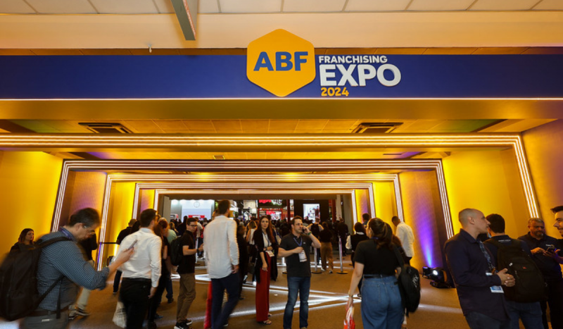 Multidão na entrada de porta de evento da 31ª edição da ABF Franchising Expo